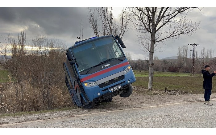 Araçta bulunanlar kazayı yara almadan atlattı (2)