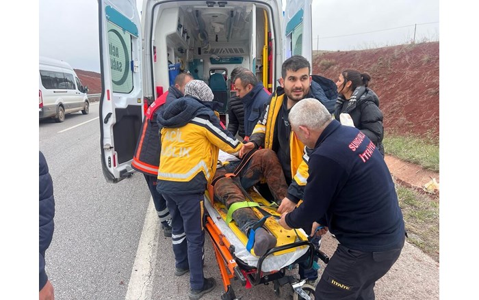 Araçta sıkışan yaralılar, itfaiye ekiplerinin yoğun çabasıyla kurtarıldı