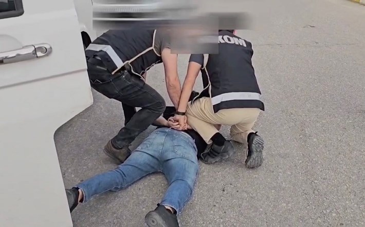 Araçta yapılan aramalarda, kutular içerisinde 118 adet ruhsatsız av tüfeği ele geçirildi (1)