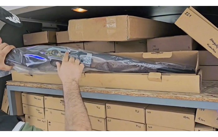Araçta yapılan aramalarda, kutular içerisinde 118 adet ruhsatsız av tüfeği ele geçirildi (2)