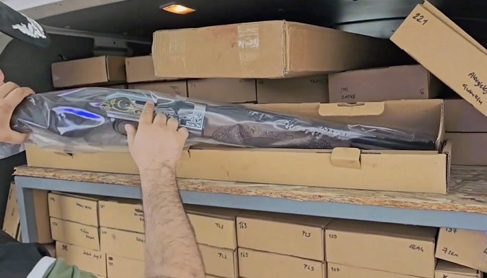 Araçta yapılan aramalarda, kutular içerisinde 118 adet ruhsatsız av tüfeği ele geçirildi (2)