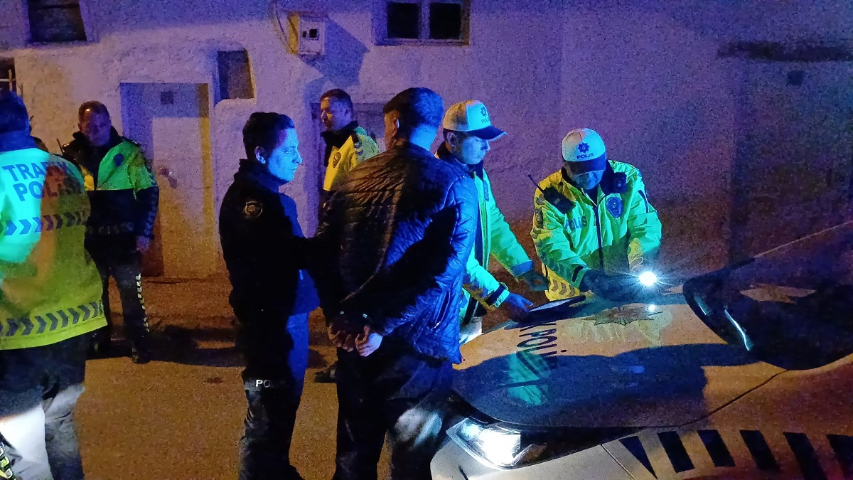 Araçtaki ruhsatsız tabanca ve sentetik ecza haplarıyla yakalanan 3 kişi gözaltına alınırken, sürücüye 72 bin 486 TL idari para cezası uygulandı (1)