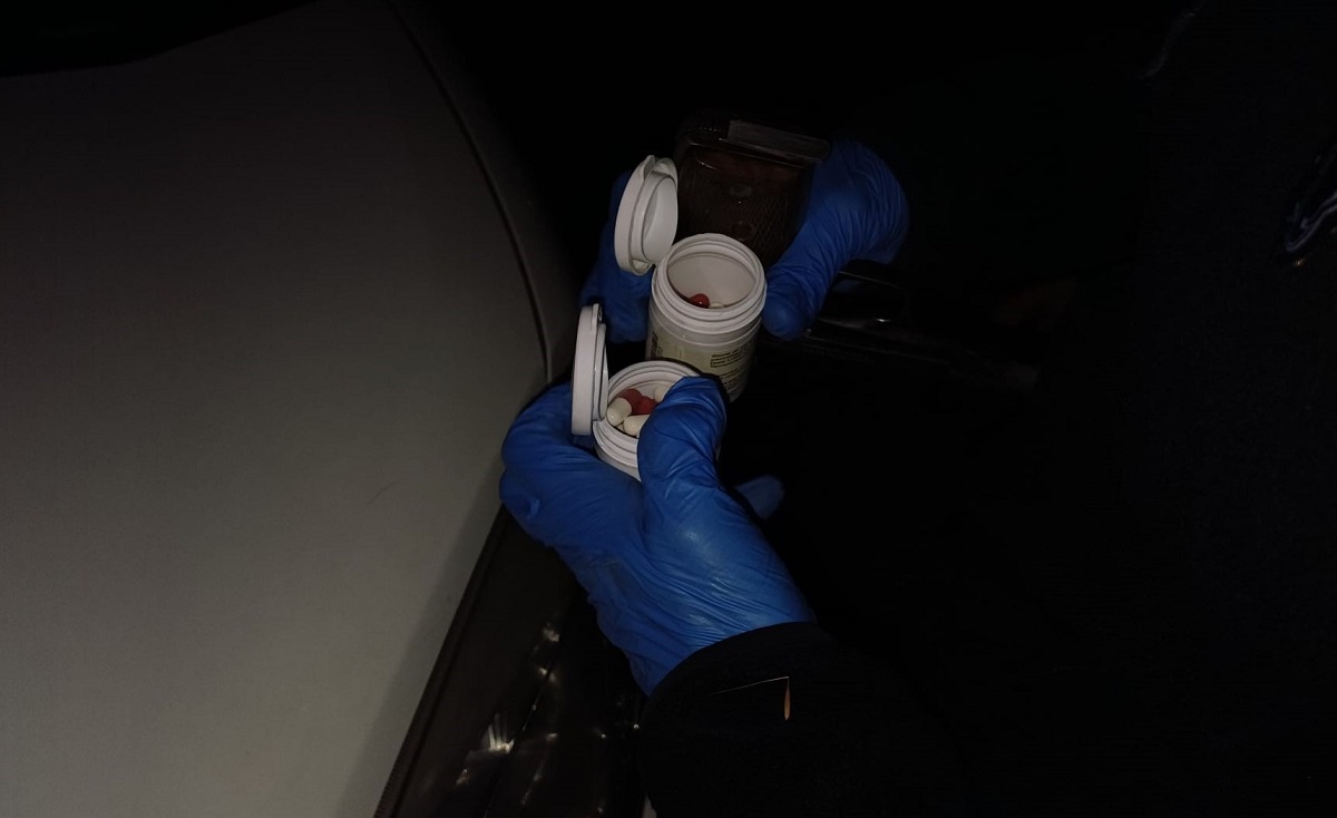 Araçtaki ruhsatsız tabanca ve sentetik ecza haplarıyla yakalanan 3 kişi gözaltına alınırken, sürücüye 72 bin 486 TL idari para cezası uygulandı (2)