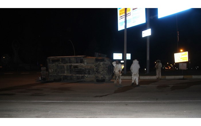 Arı kovanı yüklü kamyonet, kavşakta devrildi, savrulan kovanlardaki arılar etrafa dağıldı (2)