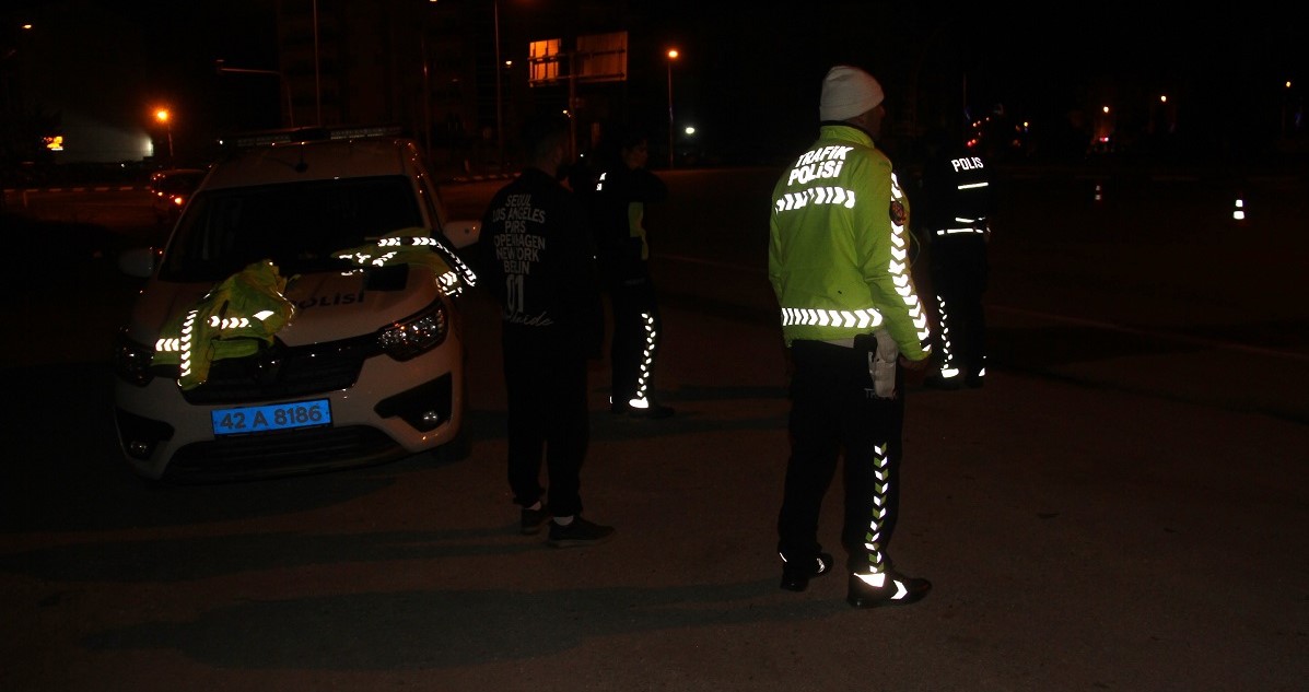 Arıların saldırısına maruz kalan ekipler zor anlar yaşarken, bir polis memuru ise hastanelik oldu