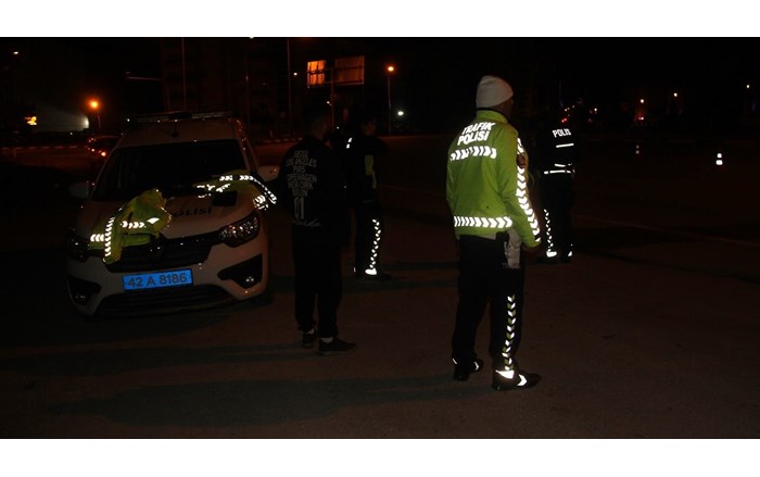 Arıların saldırısına maruz kalan ekipler zor anlar yaşarken, bir polis memuru ise hastanelik oldu