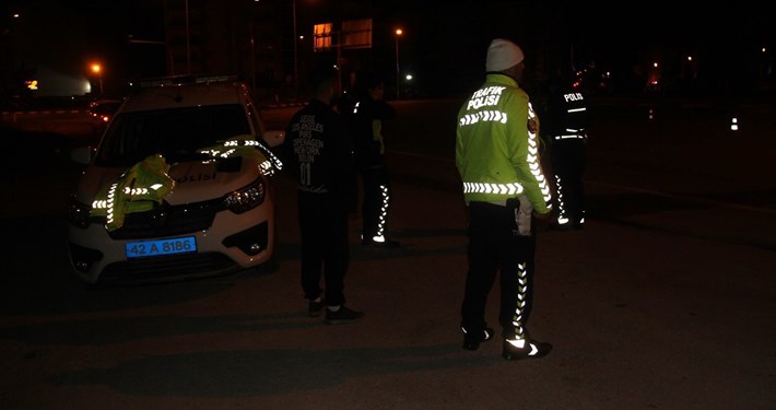 Arıların saldırısına maruz kalan ekipler zor anlar yaşarken, bir polis memuru ise hastanelik oldu