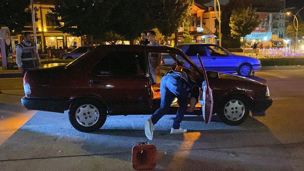 Asayiş ekiplerinin yaptığı çalışmalarda aranan 2 şahıs yakalanırken, 1 adet kurusıkı tabanca ele geçirildi