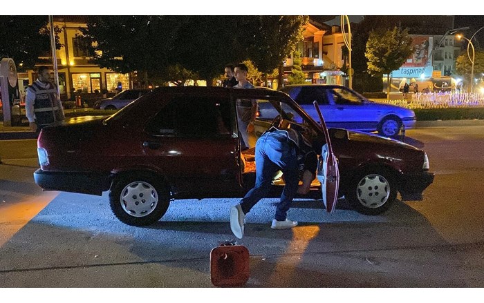 Asayiş ekiplerinin yaptığı çalışmalarda aranan 2 şahıs yakalanırken, 1 adet kurusıkı tabanca ele geçirildi