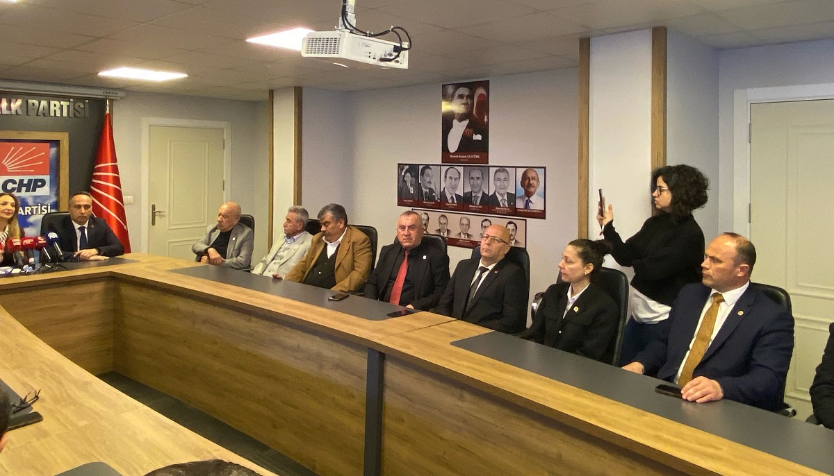 Aylin Nazlıaka'nın basın toplantısına çok sayıda parti yöneticisi katıldı (1)