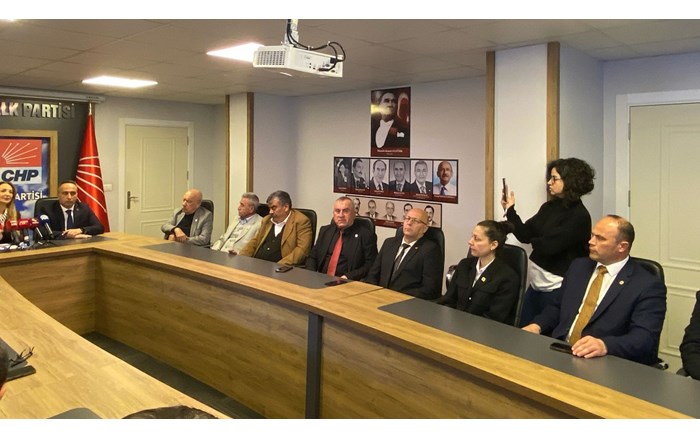 Aylin Nazlıaka'nın basın toplantısına çok sayıda parti yöneticisi katıldı (1)