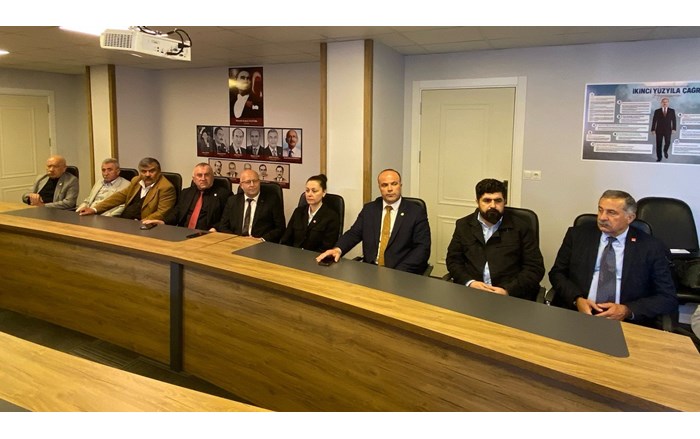 Aylin Nazlıaka'nın basın toplantısına çok sayıda parti yöneticisi katıldı (5)