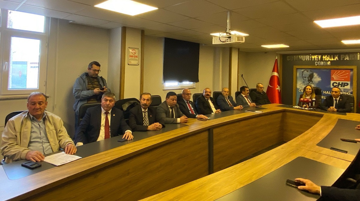 Aylin Nazlıaka'nın basın toplantısına çok sayıda parti yöneticisi katıldı (6)