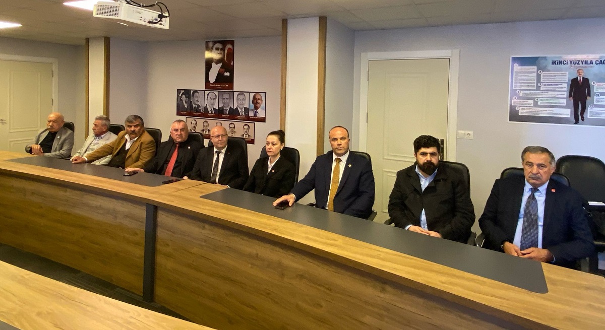 Aylin Nazlıaka'nın basın toplantısına çok sayıda parti yöneticisi katıldı (7)