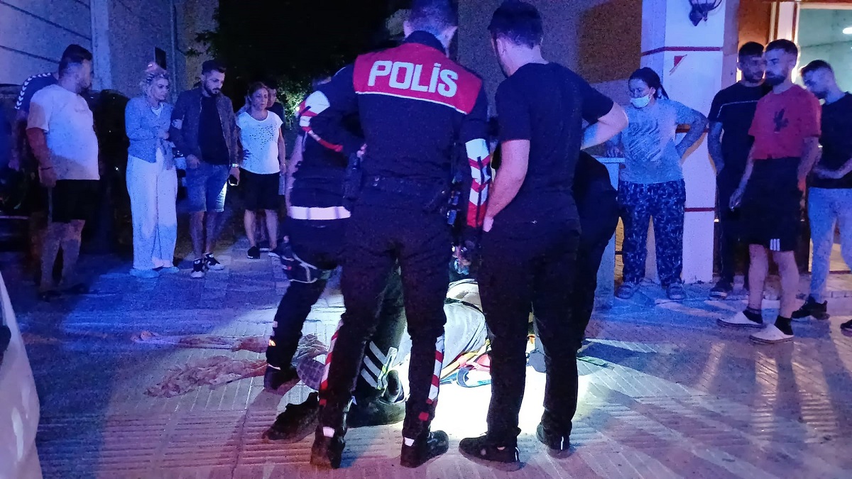 Bahçelievler Mahallesi Mehmet Akif Ersoy Caddesi üzerinde hakimiyetini kaybeden sürücü, aracın kaldırıma çarpmasıyla savrularak yere düştü. (1)