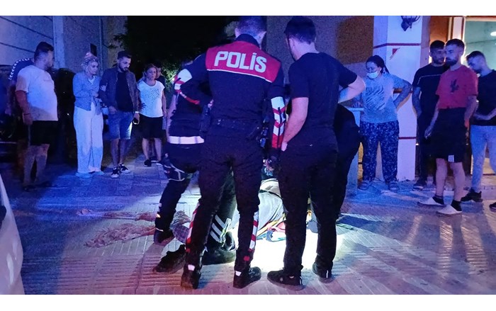 Bahçelievler Mahallesi Mehmet Akif Ersoy Caddesi üzerinde hakimiyetini kaybeden sürücü, aracın kaldırıma çarpmasıyla savrularak yere düştü. (1)