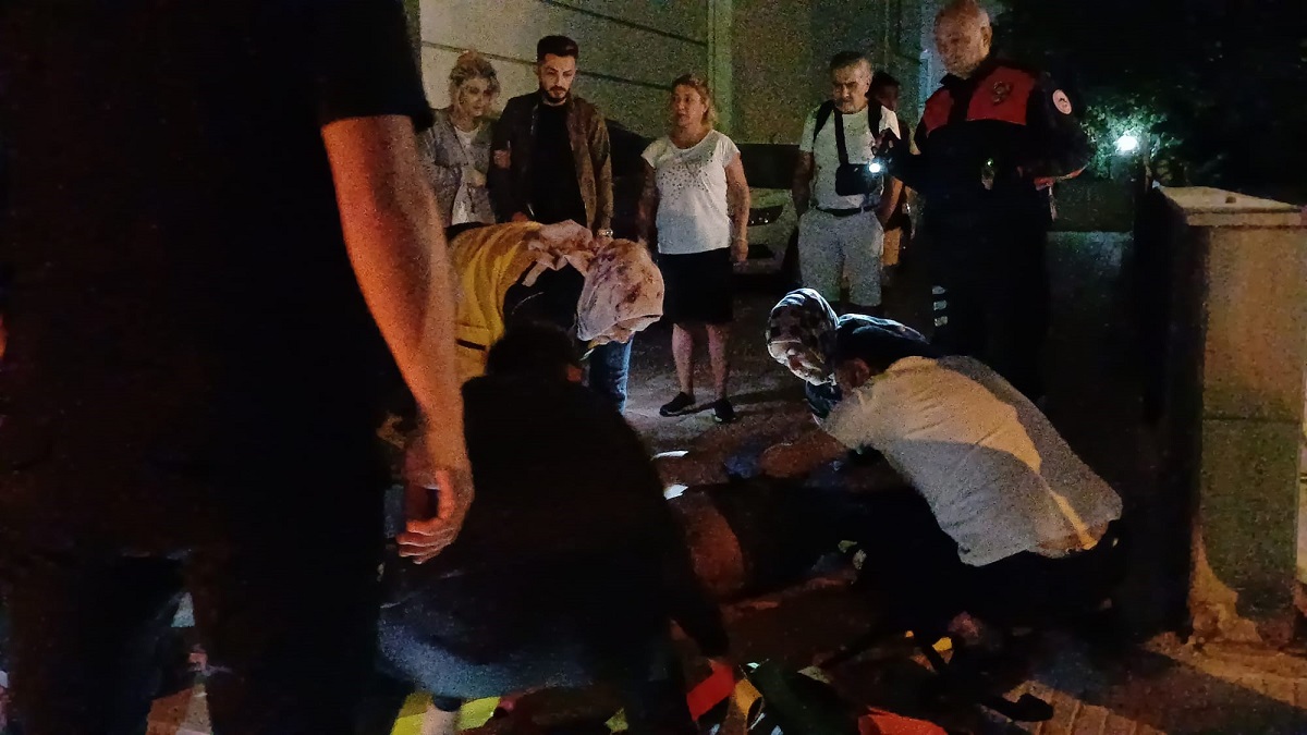 Bahçelievler Mahallesi Mehmet Akif Ersoy Caddesi üzerinde hakimiyetini kaybeden sürücü, aracın kaldırıma çarpmasıyla savrularak yere düştü. (2)