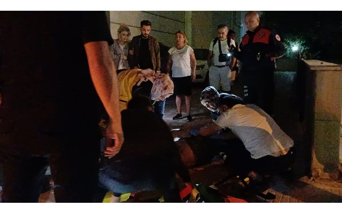 Bahçelievler Mahallesi Mehmet Akif Ersoy Caddesi üzerinde hakimiyetini kaybeden sürücü, aracın kaldırıma çarpmasıyla savrularak yere düştü. (2)