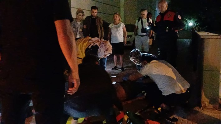 Bahçelievler Mahallesi Mehmet Akif Ersoy Caddesi üzerinde hakimiyetini kaybeden sürücü, aracın kaldırıma çarpmasıyla savrularak yere düştü. (2)