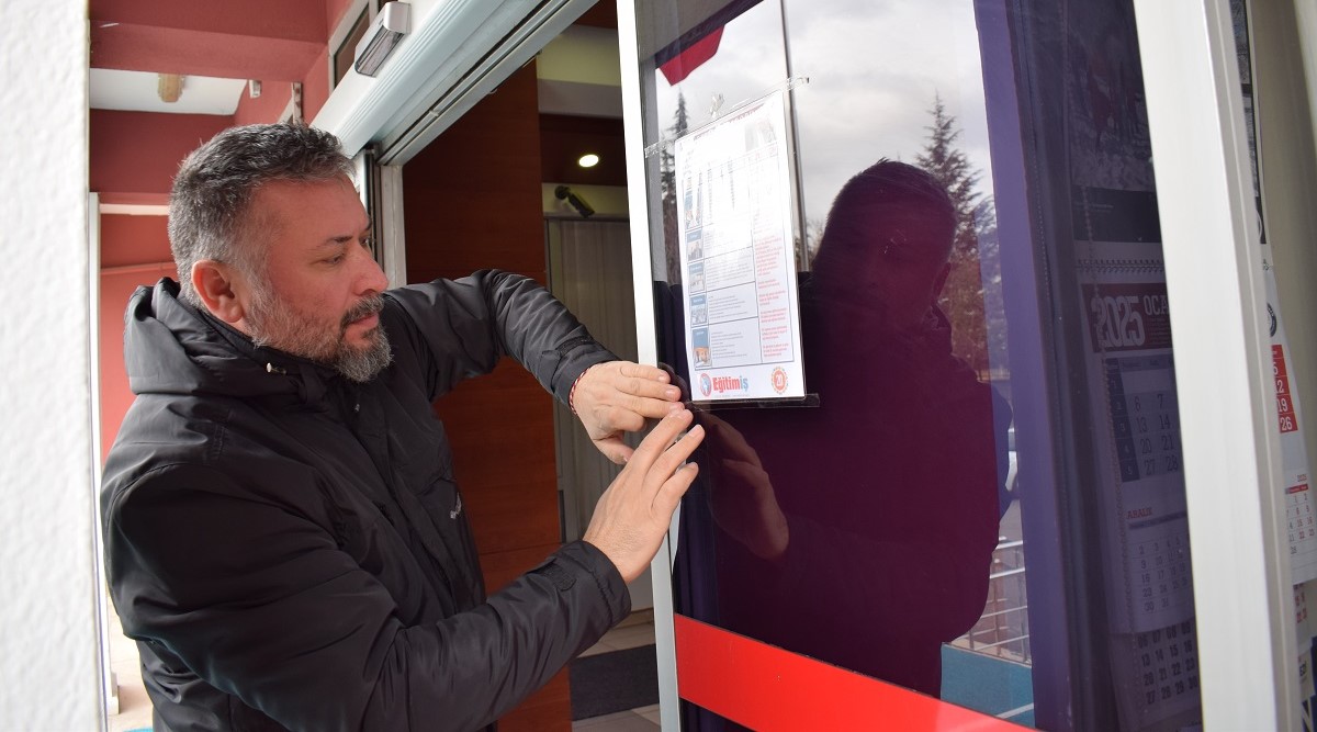 Bakan Tekin için hazırlanan gelişim raporu, Milli Eğitim Müdürlüğü camına asıldı