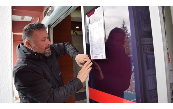 Bakan Tekin için hazırlanan gelişim raporu, Milli Eğitim Müdürlüğü camına asıldı