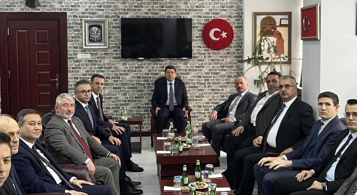 Bakan Yılmaz Tunç, Çorum Adliye Sarayı ve Baro Başkanlığını ziyaret etti (4)