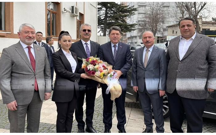 Bakan Yılmaz Tunç, Çorum'da çiçeklerle karşılandı
