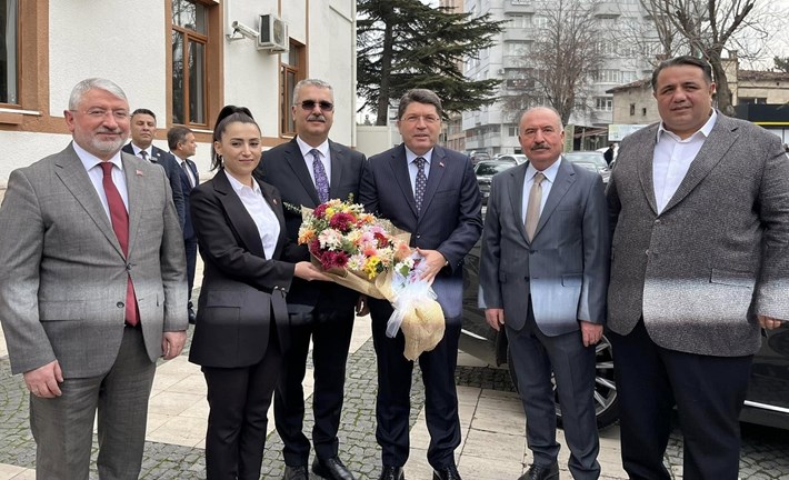 Bakan Yılmaz Tunç, Çorum'da çiçeklerle karşılandı