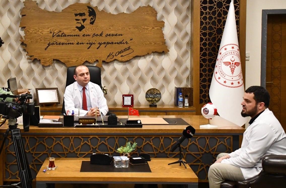 Başhekim Doç. Dr. Erdal Komut, Göz Hastalıkları Kliniği İdari Sorumlusu Doç. Dr. Tayfun Şahin’den Cross Linking ameliyatı ve tedavi süreci ile ilgili bilgi aldı