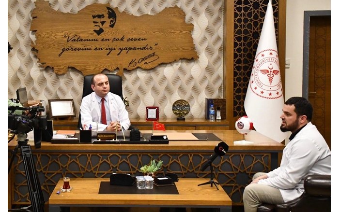 Başhekim Doç. Dr. Erdal Komut, Göz Hastalıkları Kliniği İdari Sorumlusu Doç. Dr. Tayfun Şahin’den Cross Linking ameliyatı ve tedavi süreci ile ilgili bilgi aldı