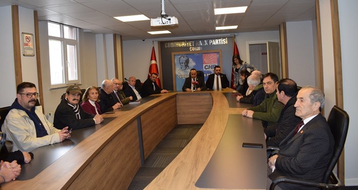 Basın toplantısına bazı parti yöneticileri ve üyeler de katıldı (1)