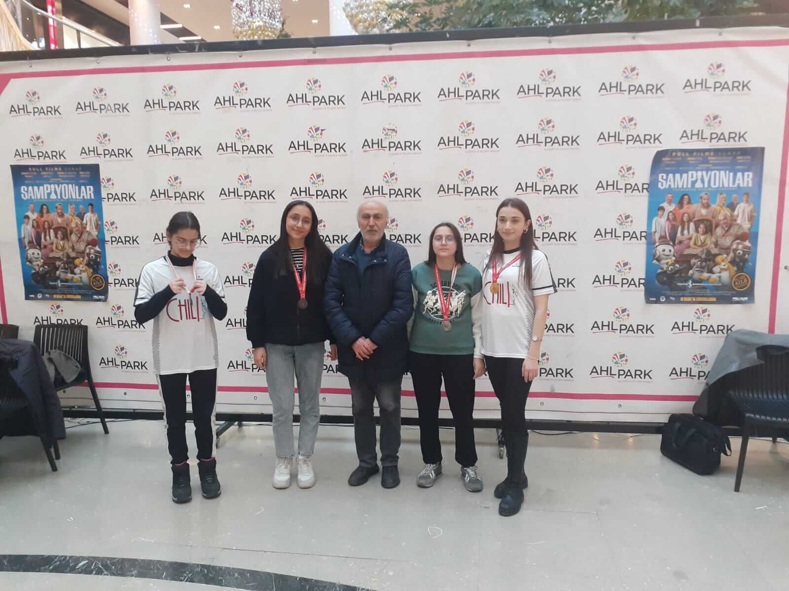 Bayan sporculara ödülleri Gazeteciler Cemiyeti Yönetim Kurulu Üyesi Nihat Karalar tarafından takdim edildi