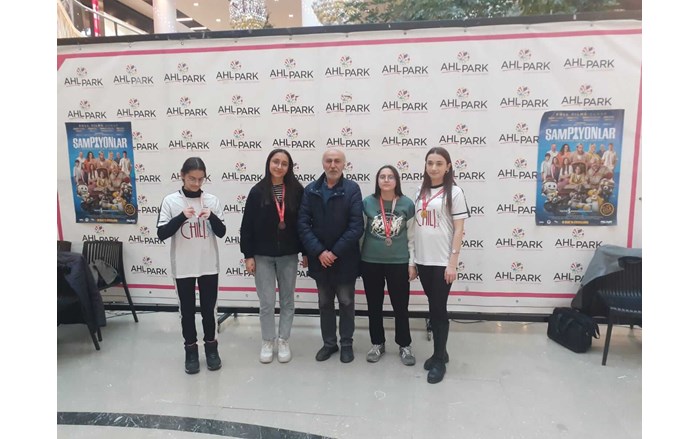 Bayan sporculara ödülleri Gazeteciler Cemiyeti Yönetim Kurulu Üyesi Nihat Karalar tarafından takdim edildi