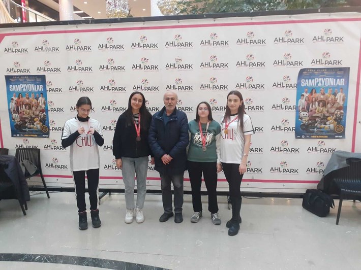 Bayan sporculara ödülleri Gazeteciler Cemiyeti Yönetim Kurulu Üyesi Nihat Karalar tarafından takdim edildi