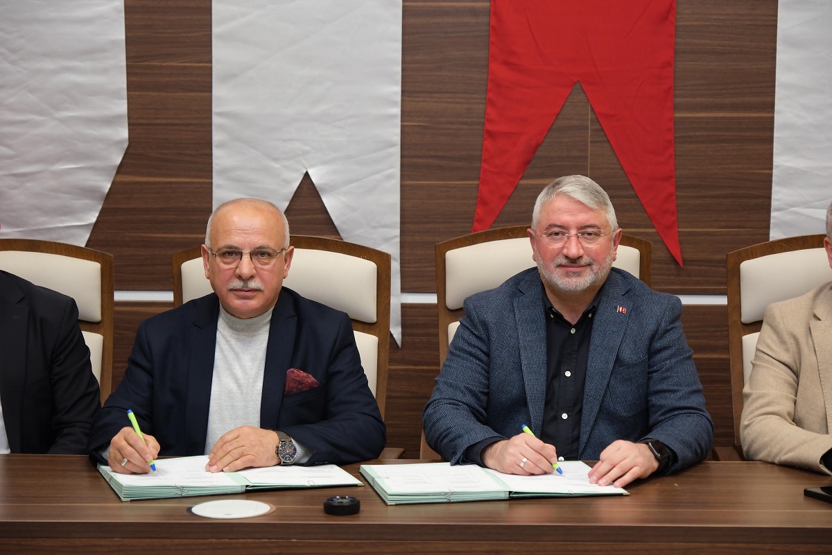 Belediye Başkanı Halil İbrahim Aşgın ve Hizmet İş Sendikası Çorum Şube Başkanı Mustafa Köroğlu sözleşmeyi imzaladı