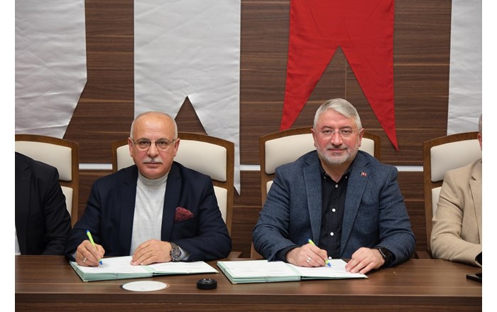 Belediye Başkanı Halil İbrahim Aşgın ve Hizmet İş Sendikası Çorum Şube Başkanı Mustafa Köroğlu sözleşmeyi imzaladı