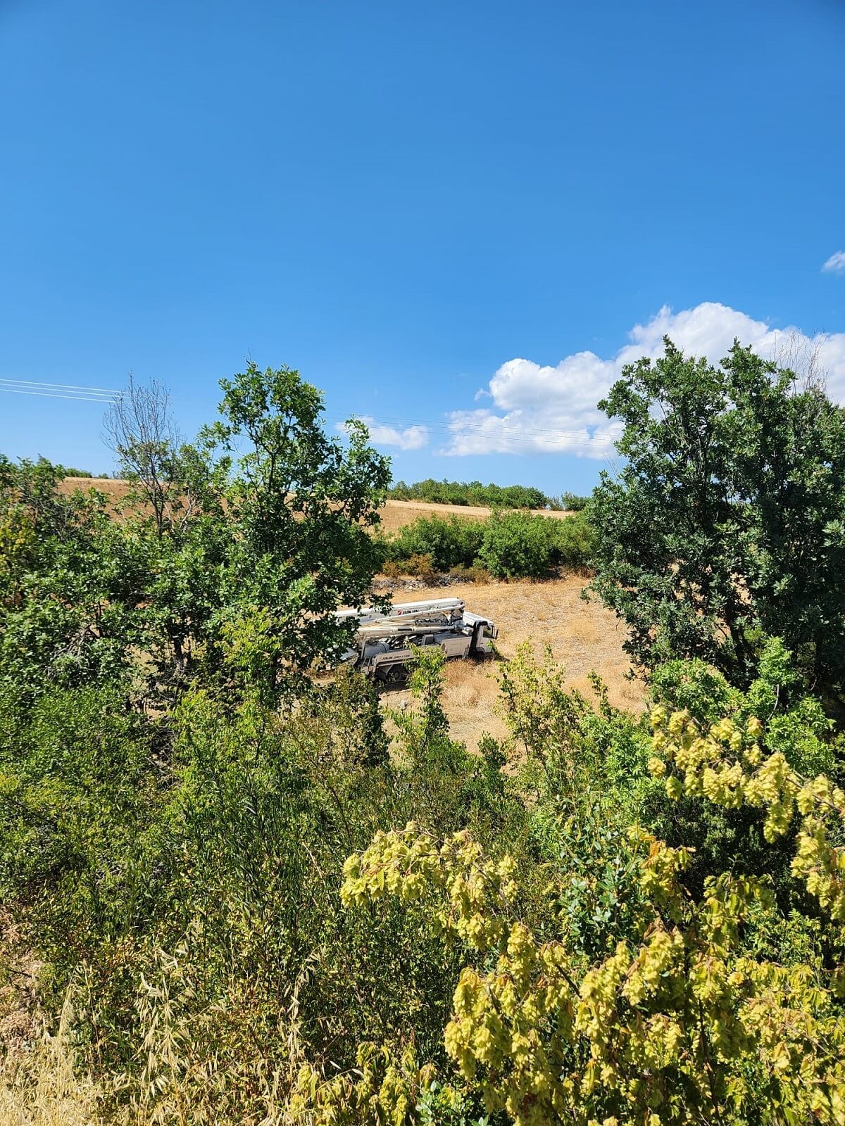 Beton pompa aracı, freni boşalması sonucu şarampole uçtu (1)