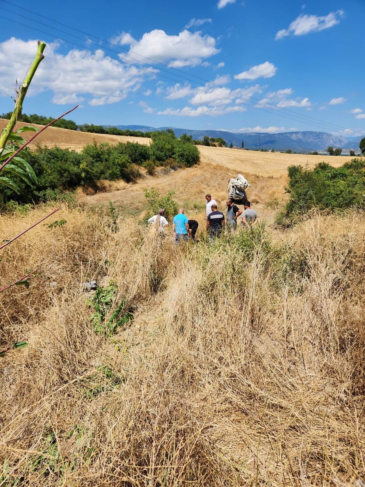 Beton pompa aracı, freni boşalması sonucu şarampole uçtu (2)