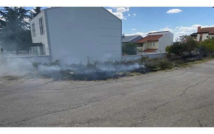 Binevler semtinde çıkan yangın, evlere sıçramadan söndürüldü (2)