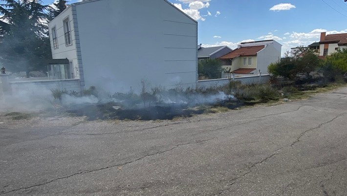 Binevler semtinde çıkan yangın, evlere sıçramadan söndürüldü (2)