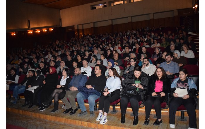 “Bir 80'ler Hikayesi” adlı oyunu çok sayıda sanatsever izledi