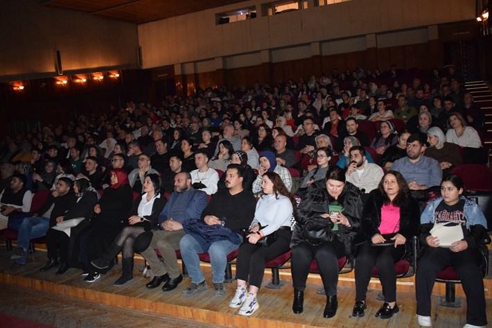 “Bir 80'ler Hikayesi” adlı oyunu çok sayıda sanatsever izledi