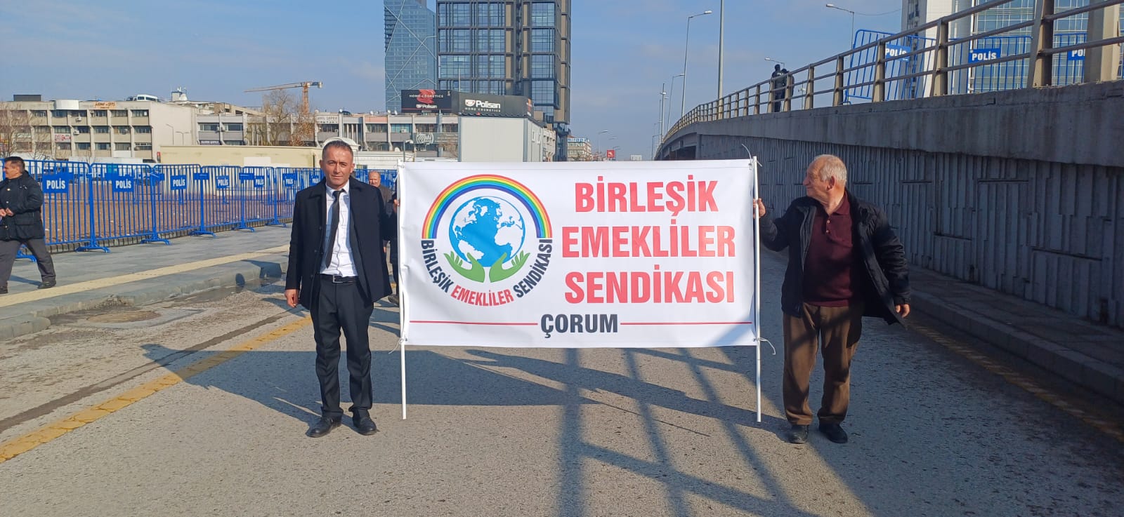 Birleşik Emekliler Sendikası Çorum İl Temsilcisi Sefa Batak ve yönetimi mitinge katıldı