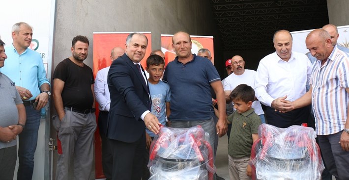 Boğazkale ve Alaca İlçelerinde üreticilere mobil süt sağım makinası dağıtıldı (3)
