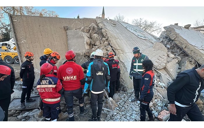 bölgeye 112 Sağlık, AFAD, UMKE, itfaiye ve polis ekipleri sevk edildi (2)