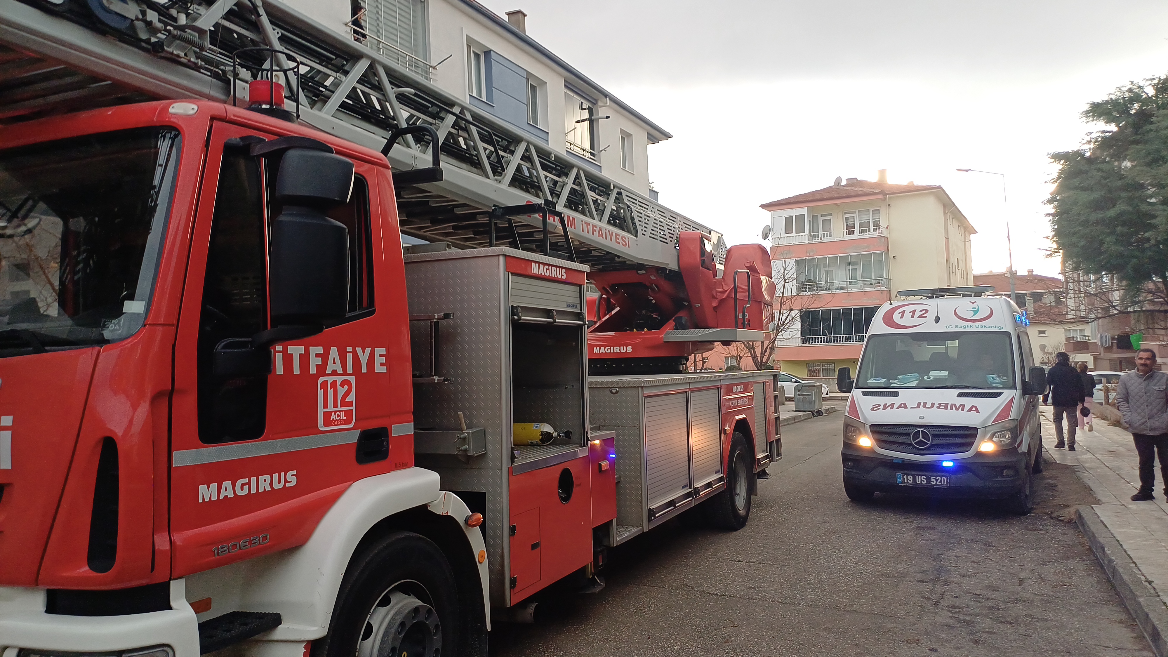 Bunalıma giren kadın binanın ikinci katına çıktı, polis ikna etti (2)
