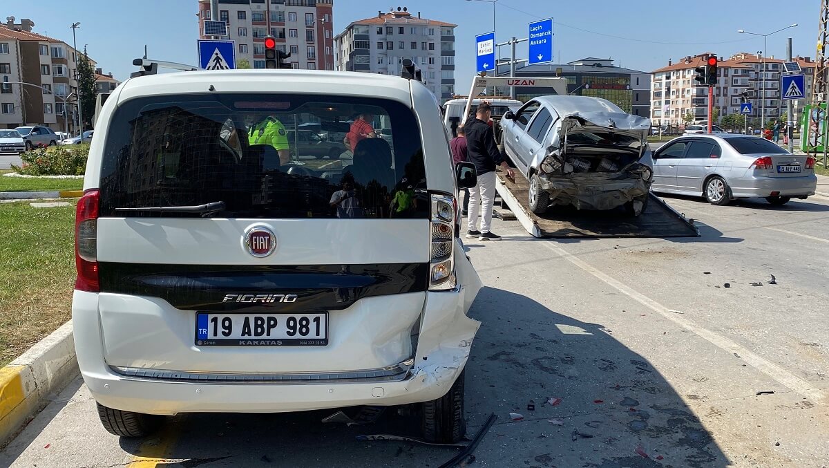 Çarpışmanın etkisiyle savrulan araçlar da büyük çapta maddi hasar oluştu (1)