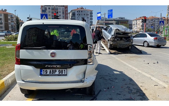 Çarpışmanın etkisiyle savrulan araçlar da büyük çapta maddi hasar oluştu (1)