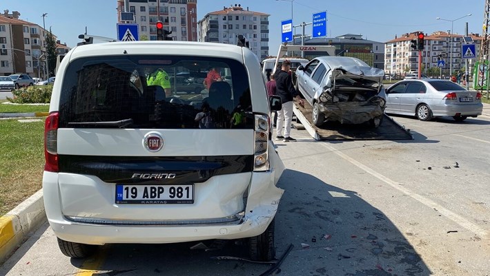 Çarpışmanın etkisiyle savrulan araçlar da büyük çapta maddi hasar oluştu (1)
