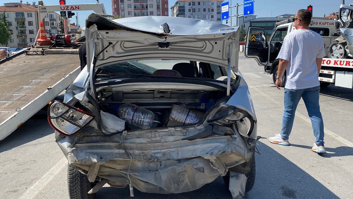 Çarpışmanın etkisiyle savrulan araçlar da büyük çapta maddi hasar oluştu (2)